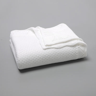 white kntted baby blanket y Snugglebubs